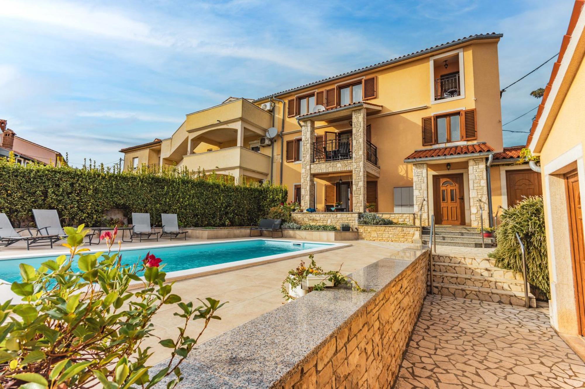 Krasa Sea View Apartmants With Pool Ližnjan